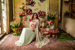 ROCK YOUR MEHENDI DAY WITH THESE CLASSY FLORAL HAIR DECOR BY FLORAL ART BY SRISHTI