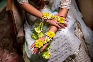 ROCK YOUR MEHENDI DAY WITH THESE CLASSY FLORAL HAIR DECOR BY FLORAL ART BY SRISHTI